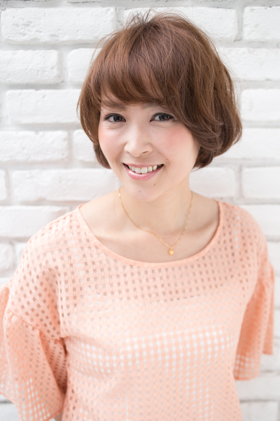 顔まわりにハリを持たせたひし形ボブ