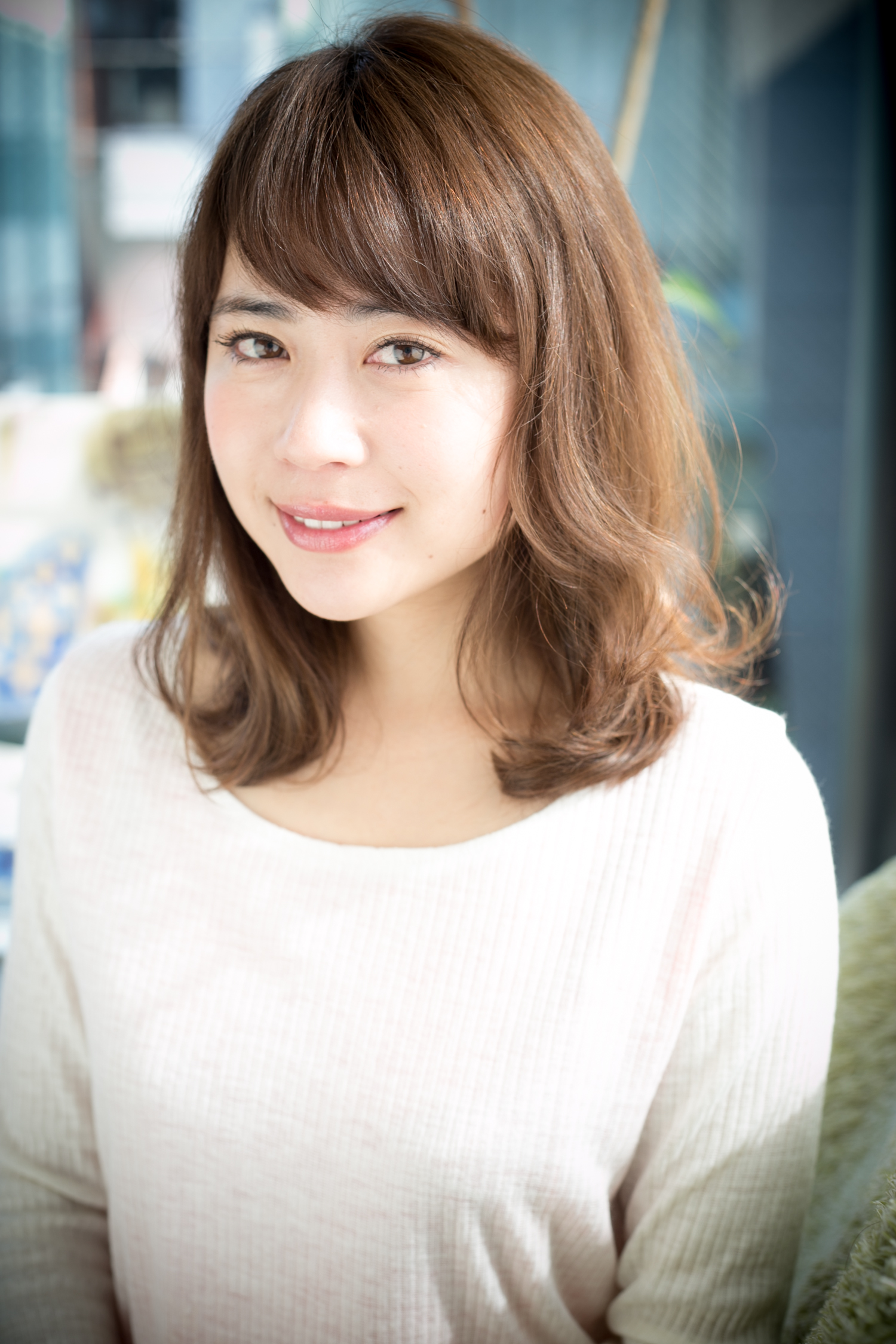 ハネにくくてまとまりやすい大人フェミニンなミディアム
