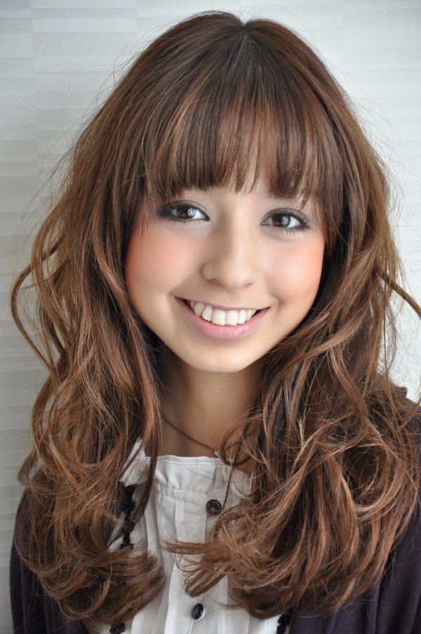 束で動く毛先とグラデーションカラーがポイントのラフロング♪