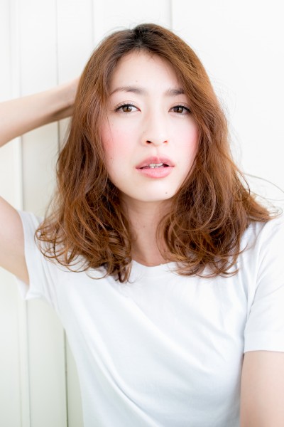 外国人のようなくせ毛はカットが大事、大人かわいいセミディ