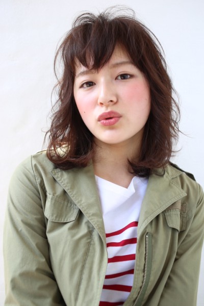 小顔でスッキリ×顔周りパーマでミディアムウルフ