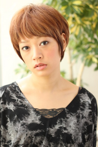 【スタイリングで表情が変わるすっきり系ショート】　