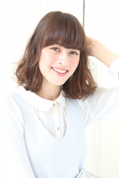 外国人のようなくせ毛が大人かわいいパーマミディアムスタイル