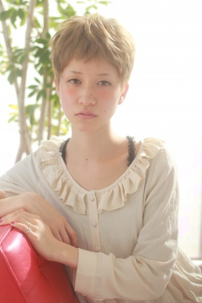 柔らかい×プラチナカラーで見せる大人ショート