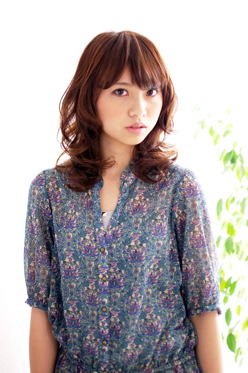 鎖骨を彩る毛先のカール。オーバルシルエットのレイヤーミディアム！！