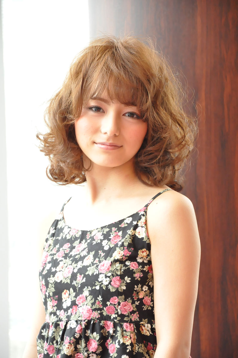 外国人のような風になびく『リラックスカール』