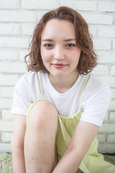 ランダムカールがかわいいノームコアロブヘアスタイル！