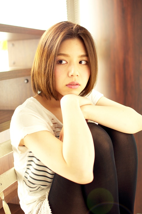 ０分スタイリングシリーズの切りっぱなしボブ。かき上げてできた分け目が今日の分け目！！ - メイン