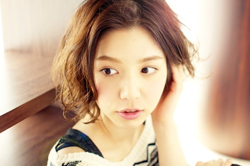 自由を手に入れた毛先は楽しそうに肩の周りで揺れていた。