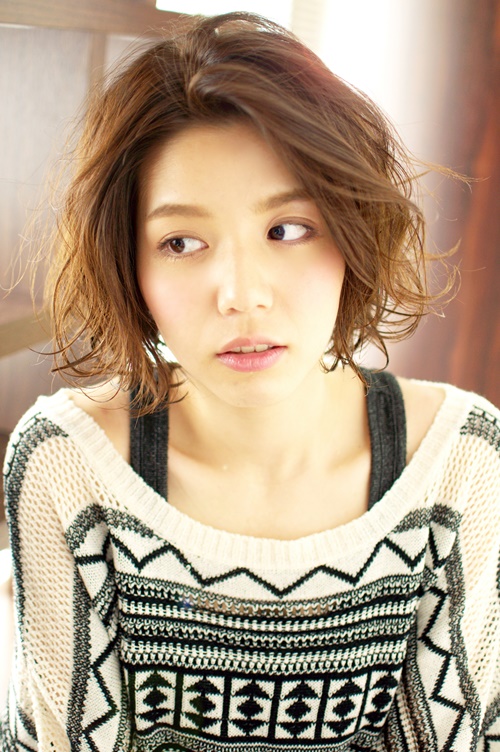 自由を手に入れた毛先は楽しそうに肩の周りで揺れていた。 - メイン