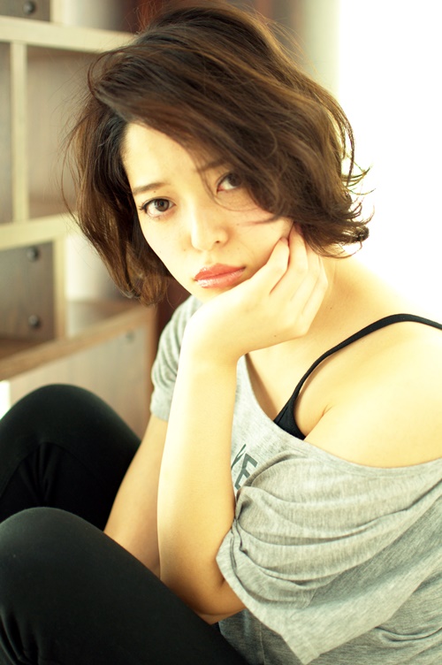 ハネてもかわいいおしゃれミディアムボブ　