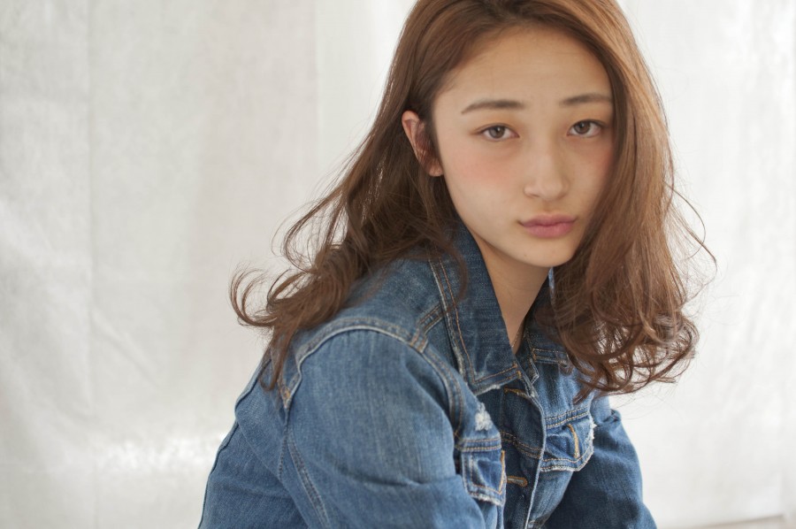 ラフでやわらかい質感のウェーブが魅力的なミディアム♪