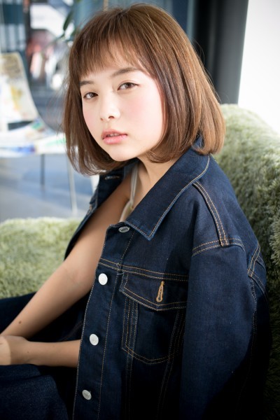 シンプルに決まるナチュラルフェザーボブ