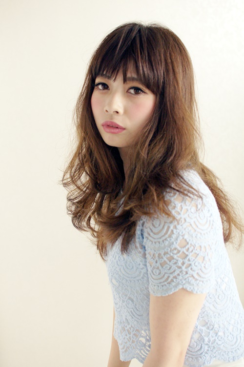 セミロングレイヤーの躍動感と前髪のバランス。ラブ。