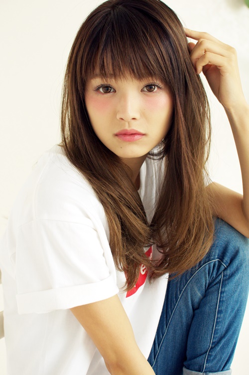 ストレートレイヤーは不揃い感を楽しんで。