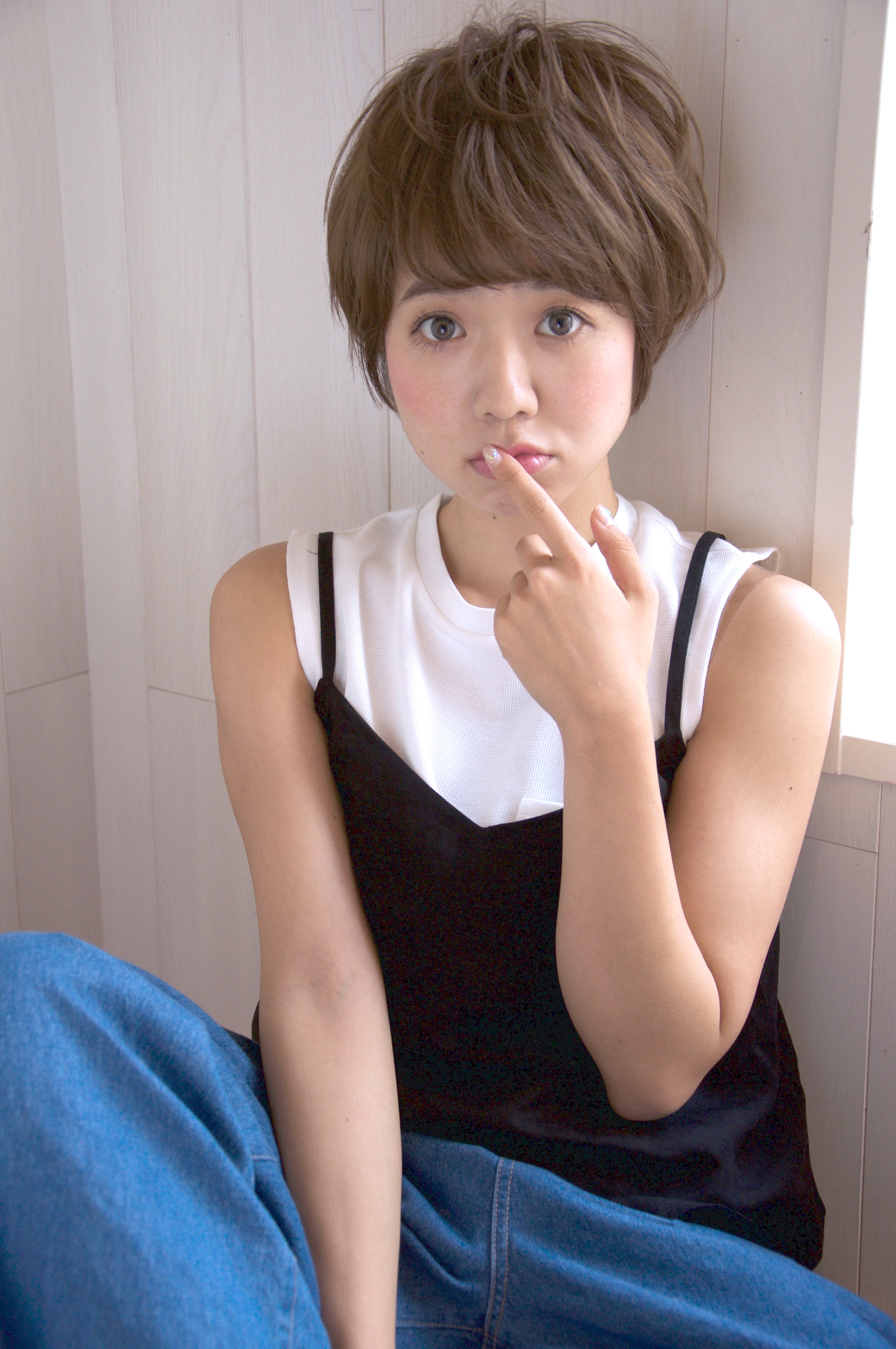 ちょいくせ毛風ショートボブ×ネイビーカラー