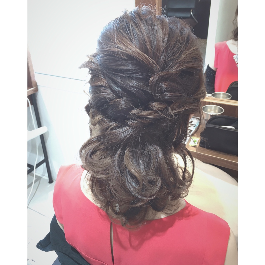 ヘアアクセ不要！花びらのような華やかヘアアレンジ♪