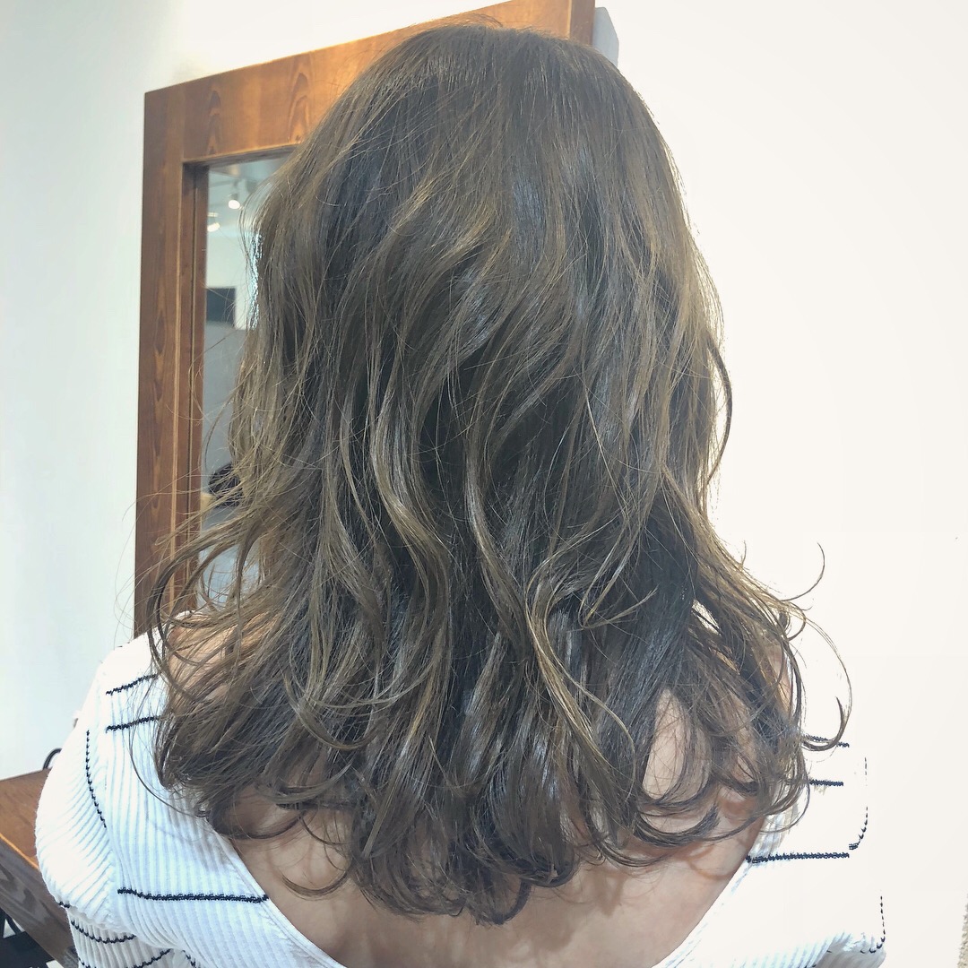 細めのハイライトで立体感ある外国人風ヘアカラー★