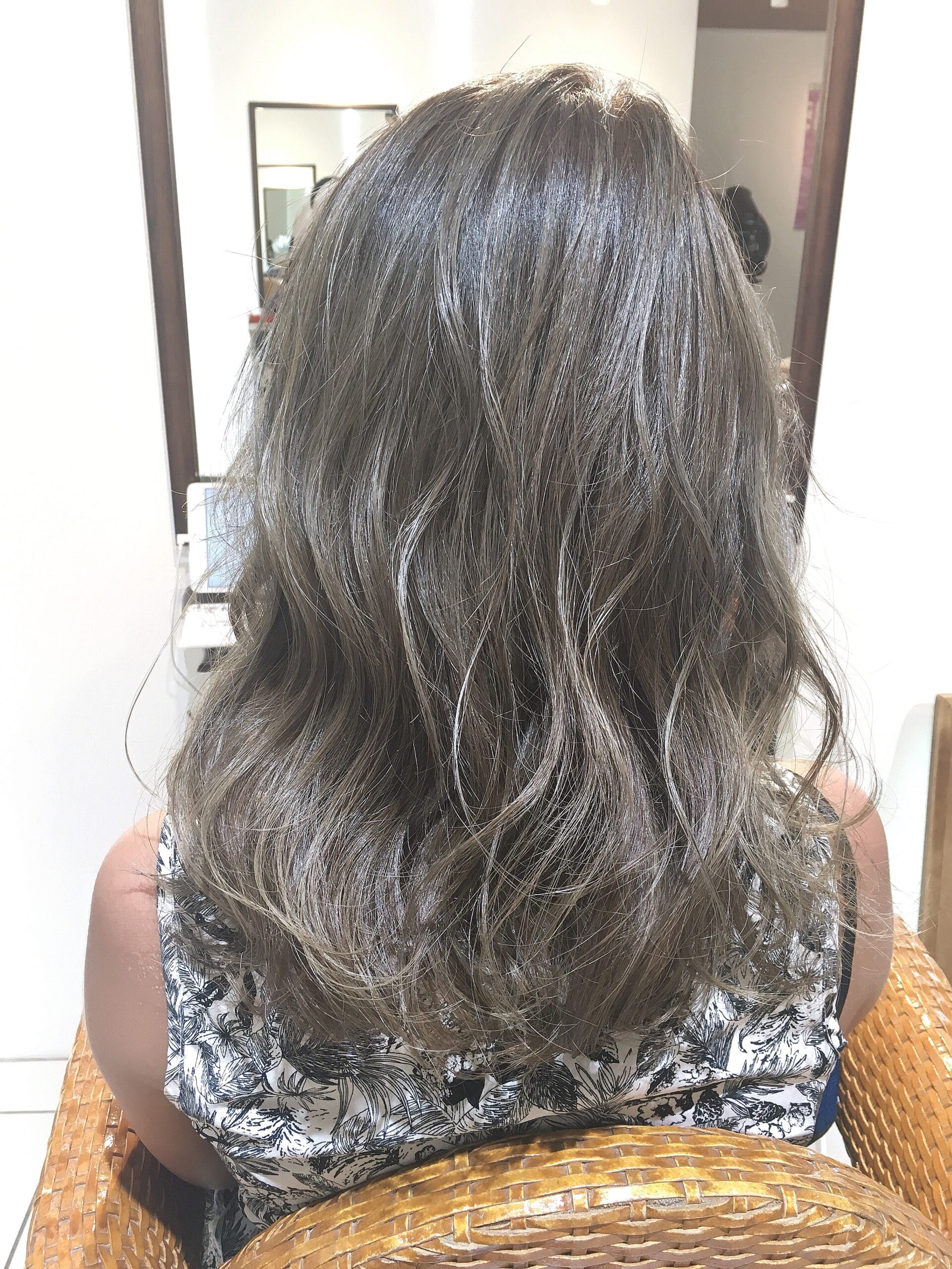 夏の日差しとそよ風にピッタリなハイライトローライトカラーで立体感カラー！^ ^