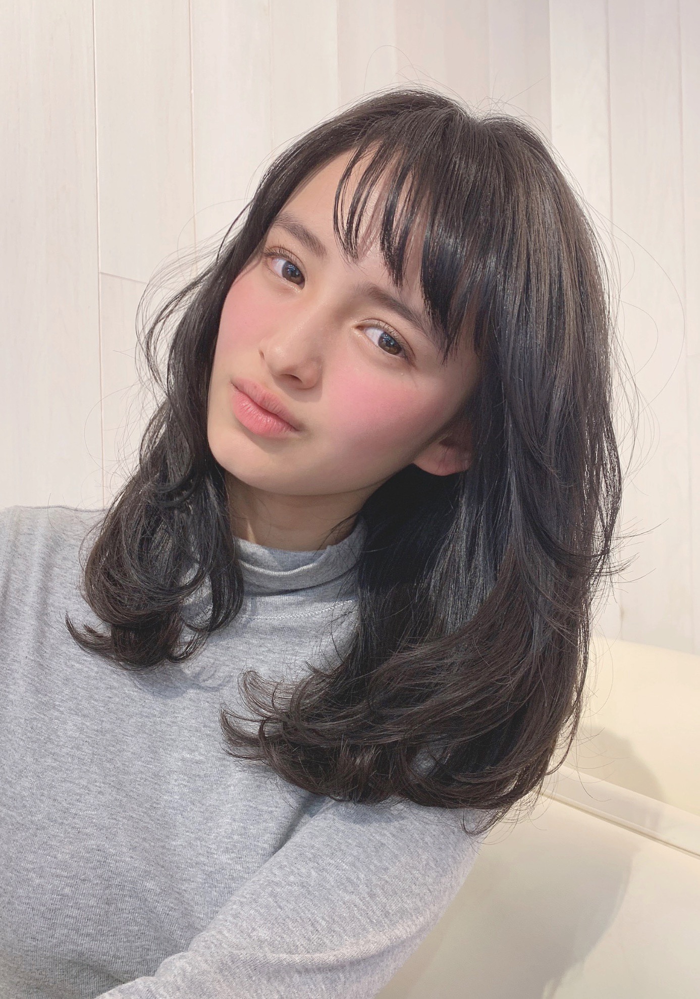 根元が伸びてもバレない？根元のプリンを目立たなくする特殊なカラー技法とは？