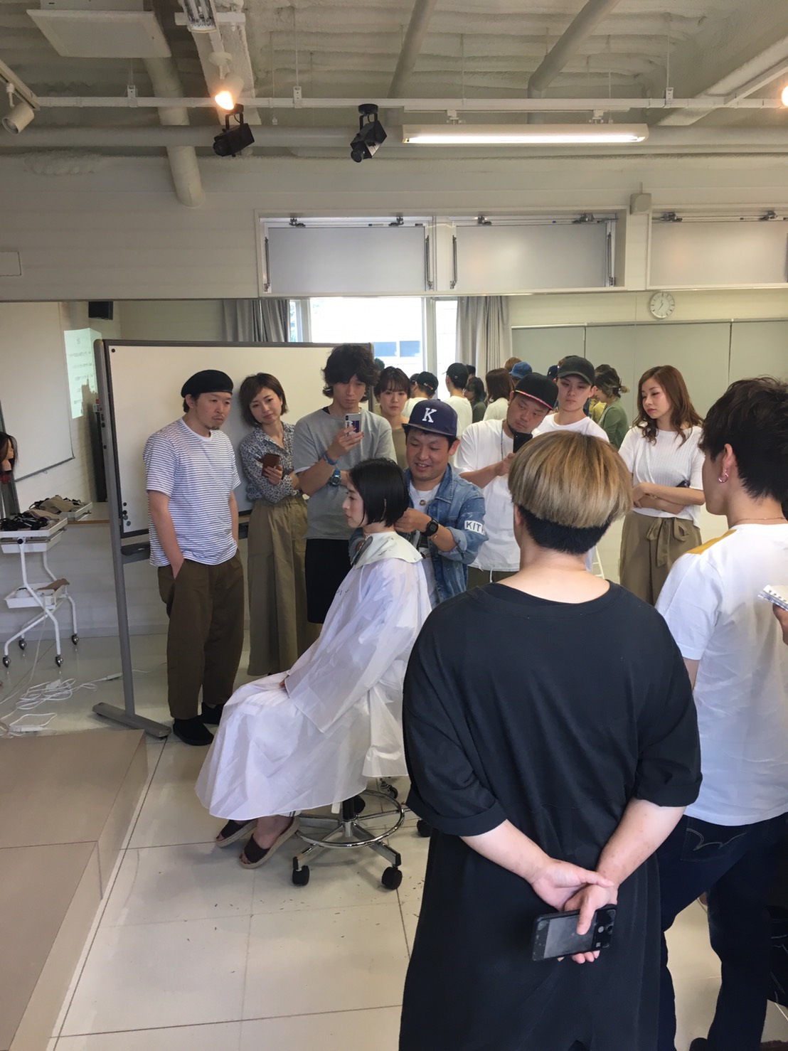 セミナーでつくるアールカットの柔らかグラデーションボブ解説