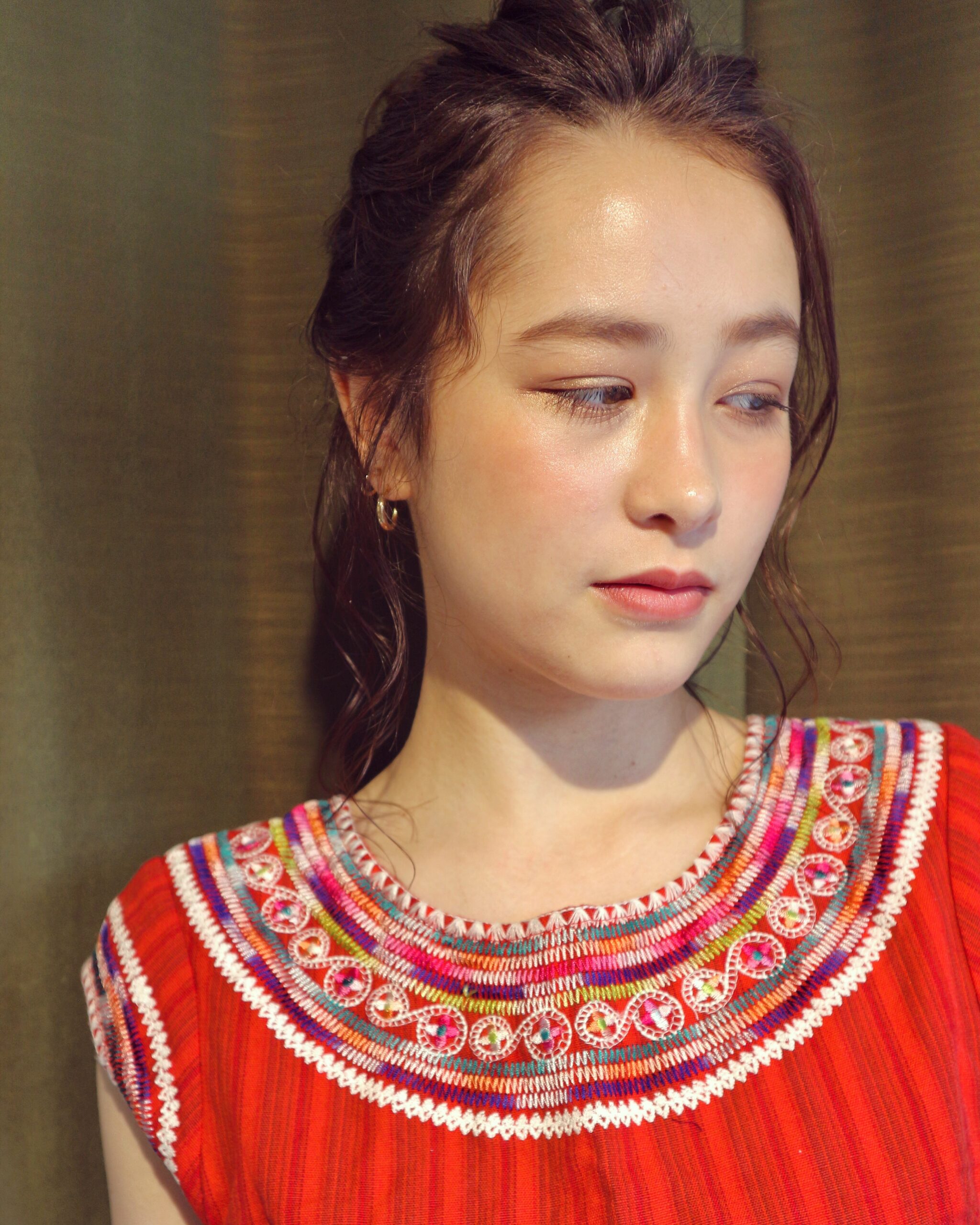 ざっくり、お団子ヘアーの後れ毛ポイント★