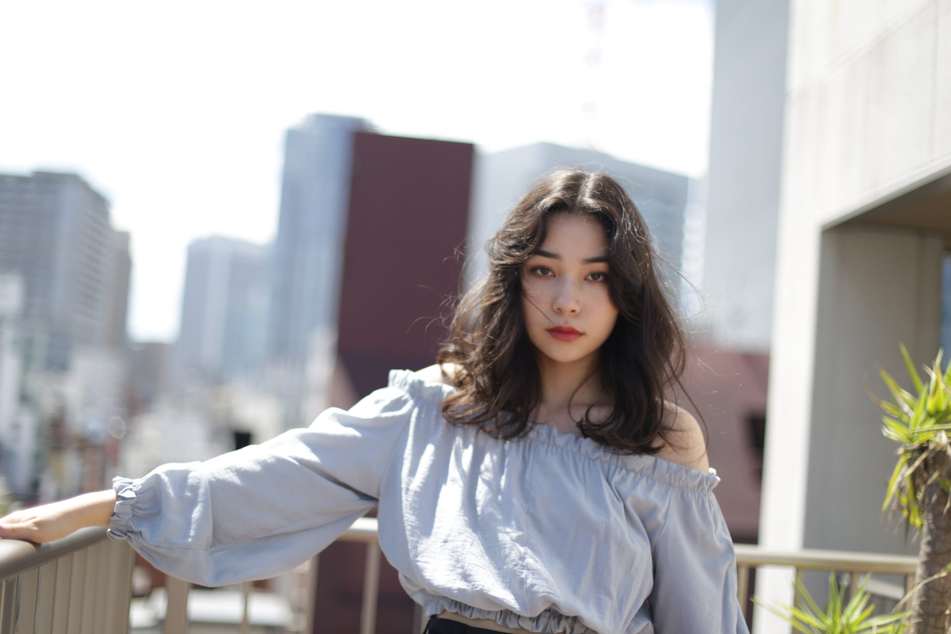 風に揺れるエアリーウェーブヘア