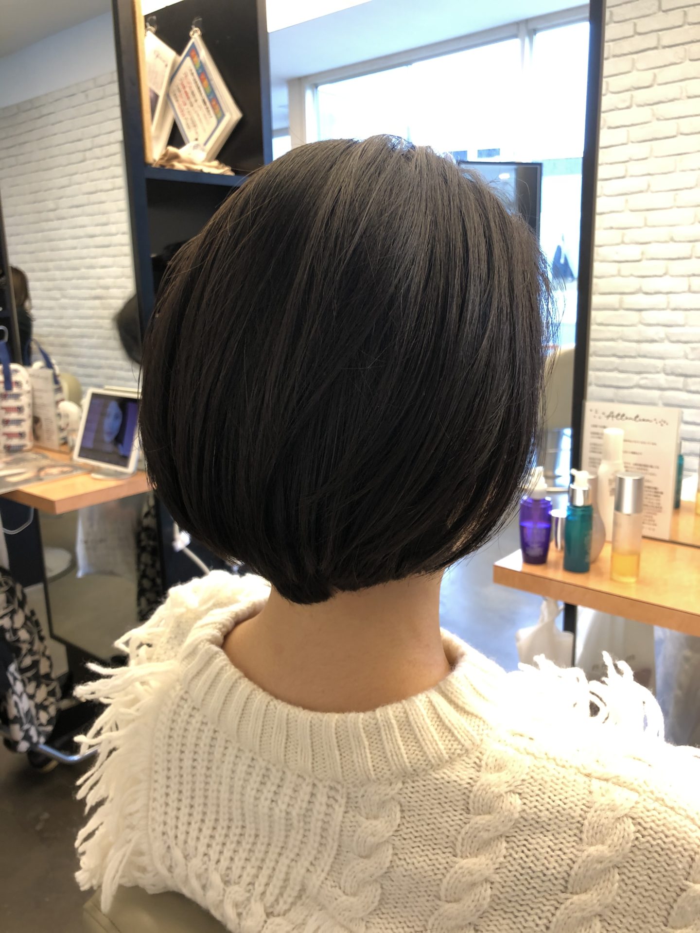 ボブでもお客様の雰囲気に合わせると襟足の収まり方が変わるんです。