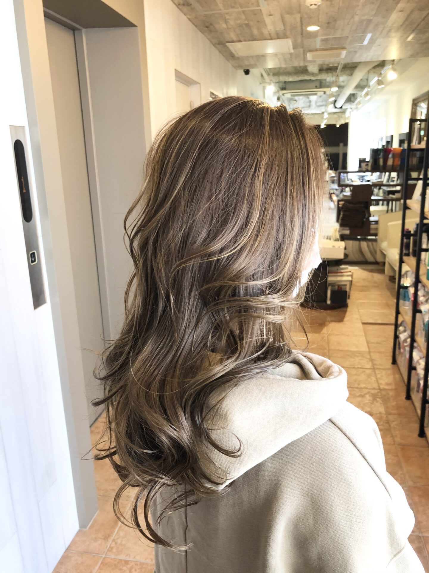 春は明るめカラーにしませんか♪