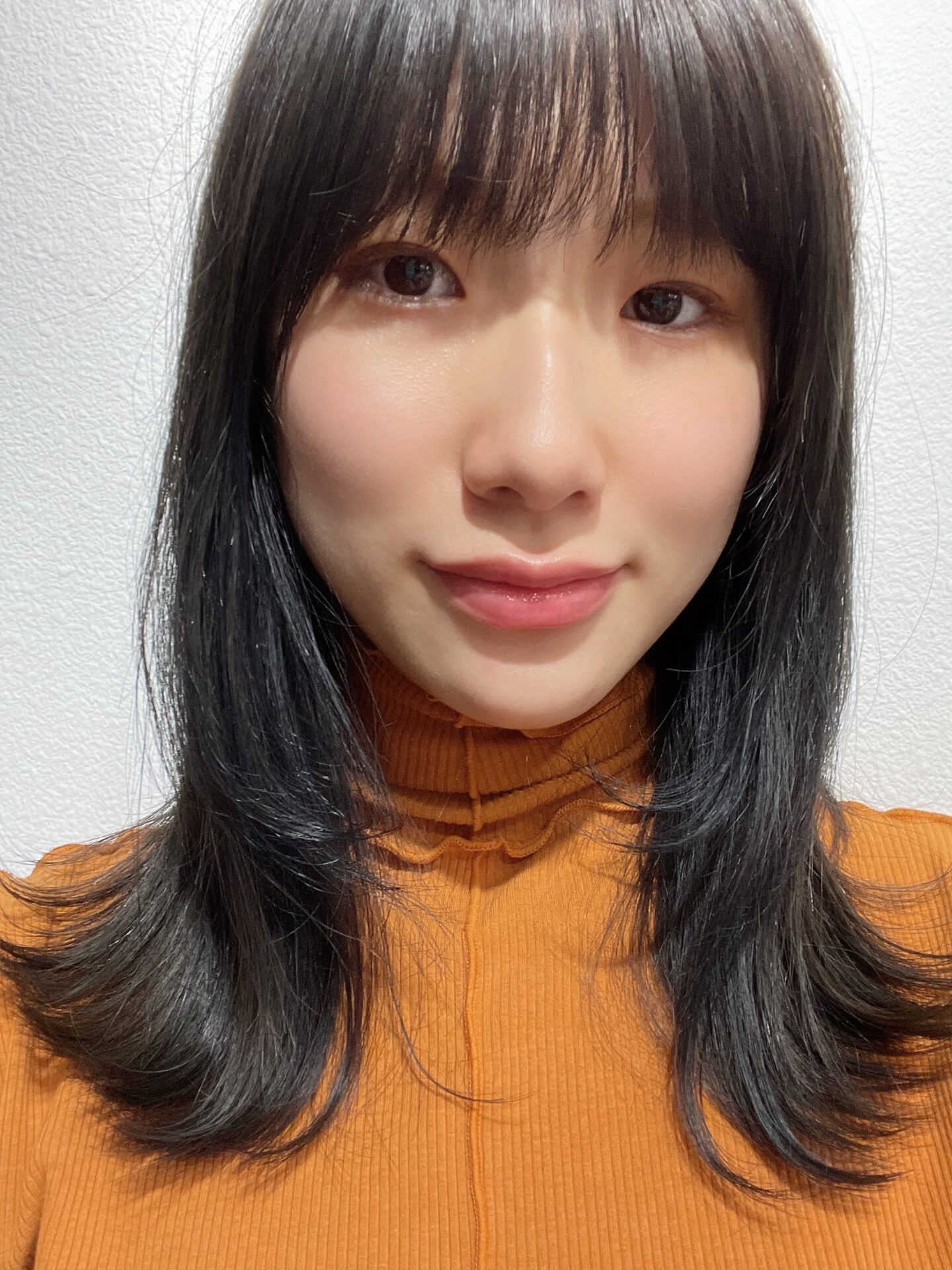 赤み強い系の髪をした重久が、ダークグレージュに染めました