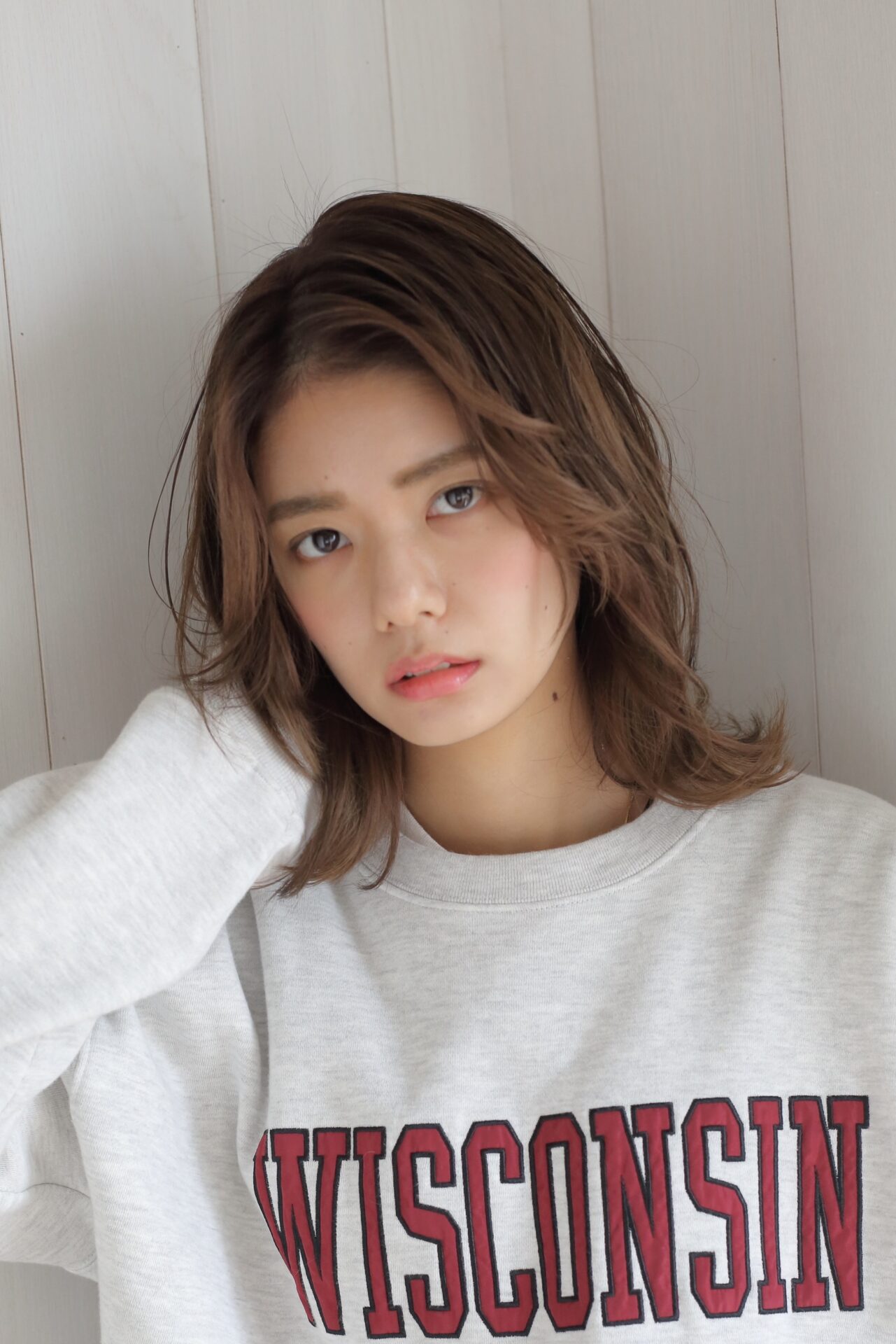 外ハネミディアムレイヤースタイル