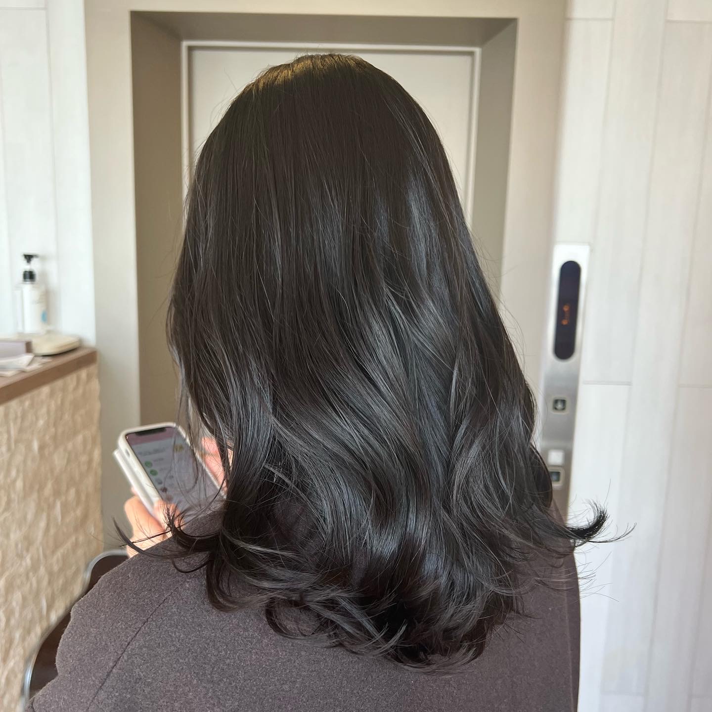 黄味を抑えたグレージュカラーが大人気🌟