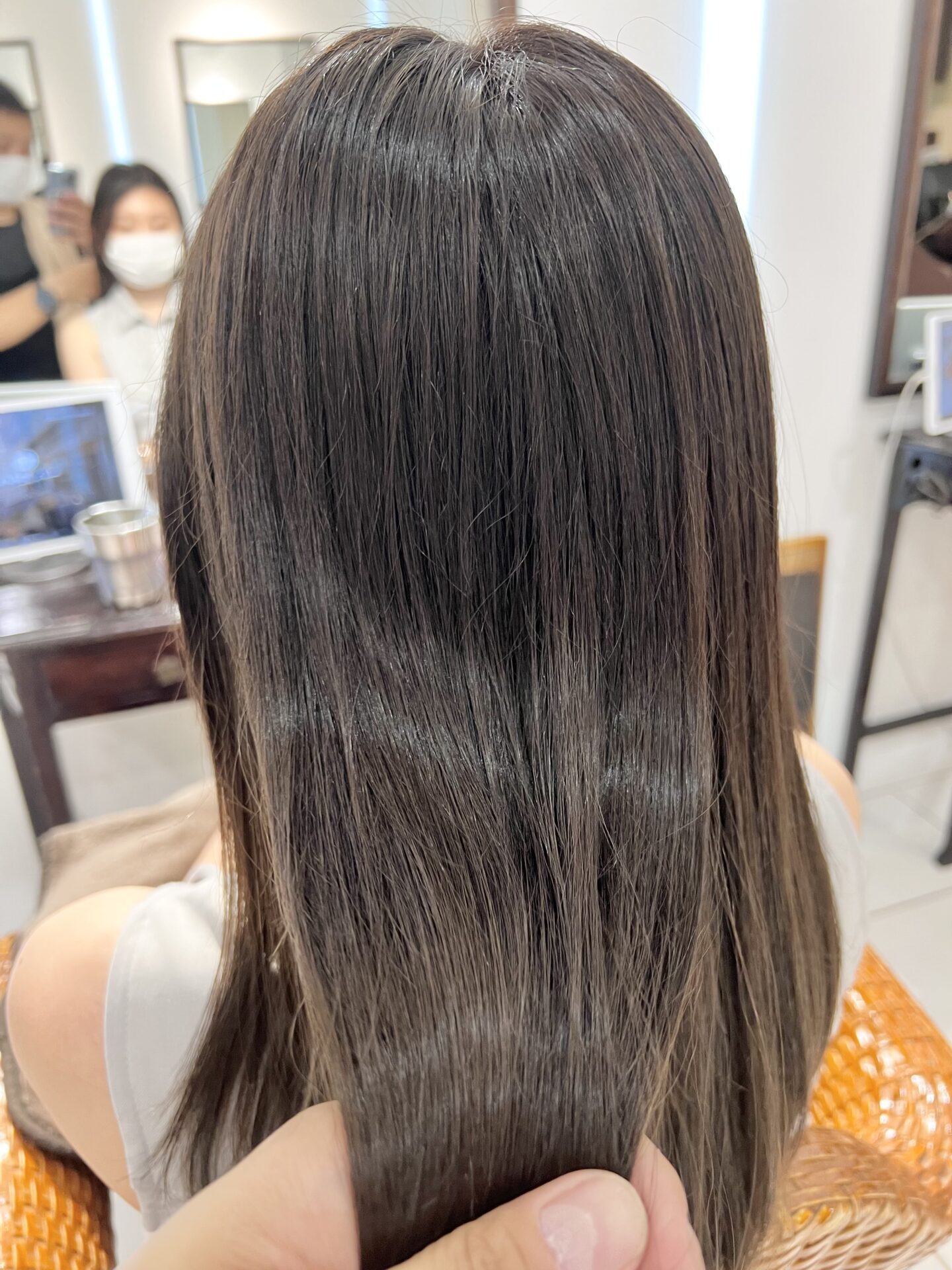 グレージュカラーで赤味OFF