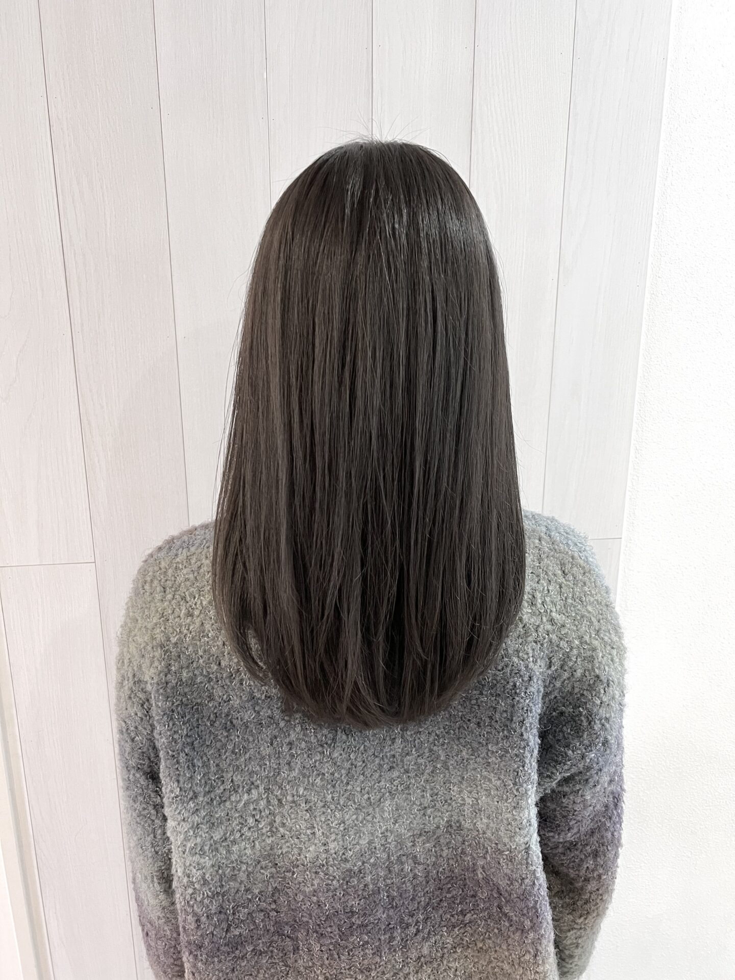 血色の悪くならないダークグレージュカラー