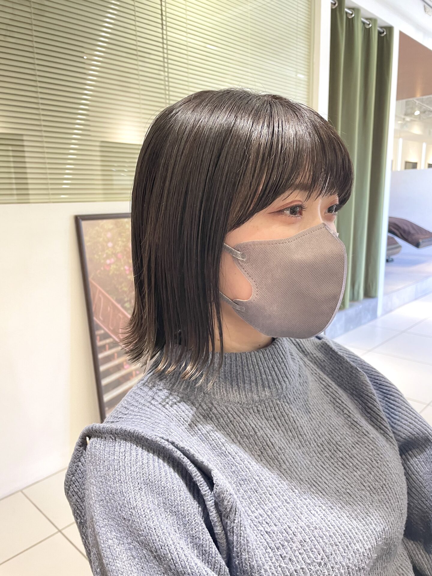 暗髪だけど透明感あるグレージュフラットボブ