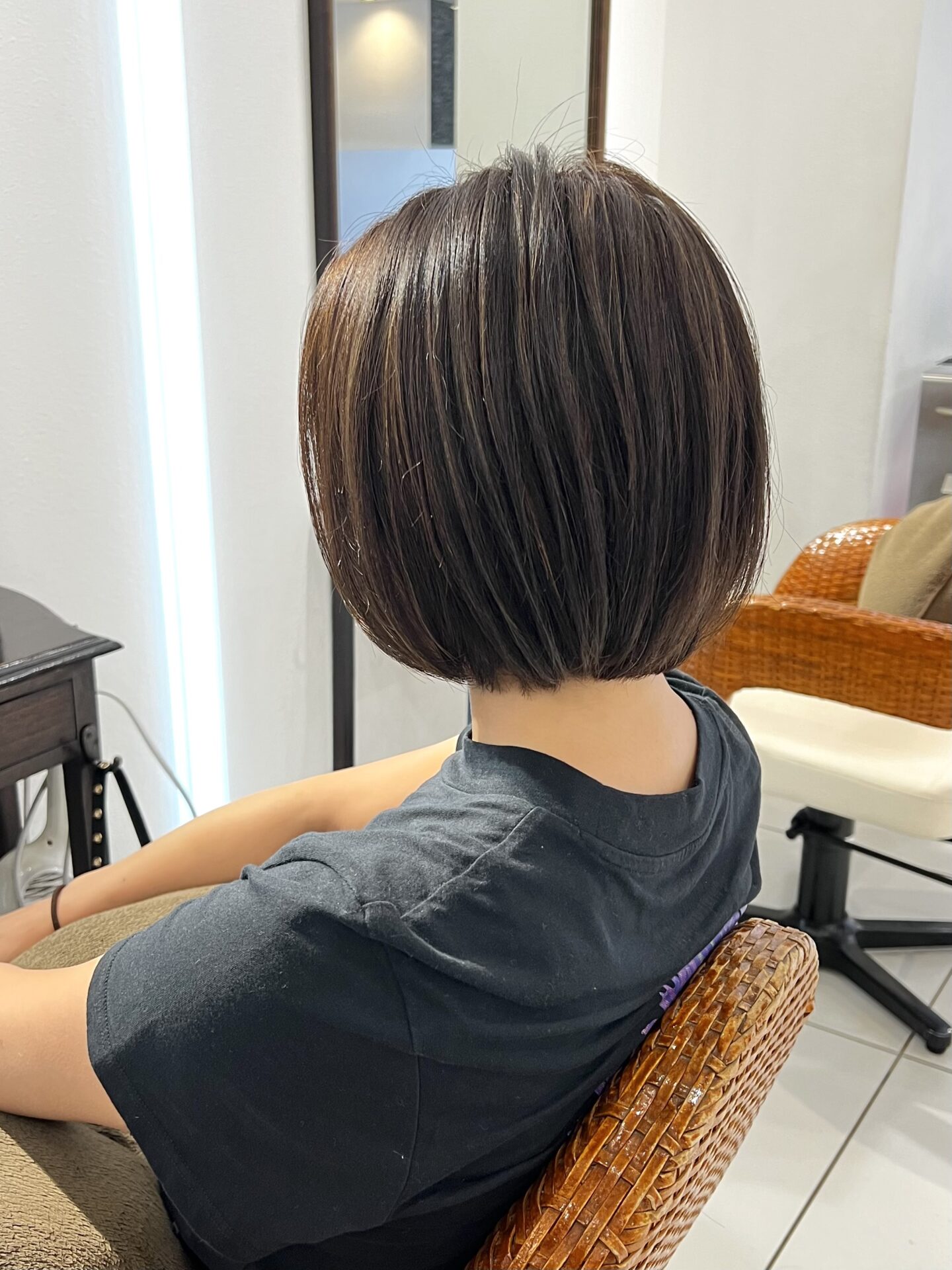 ハンドブローでツヤツヤ！くせ毛も収まるショートボブ