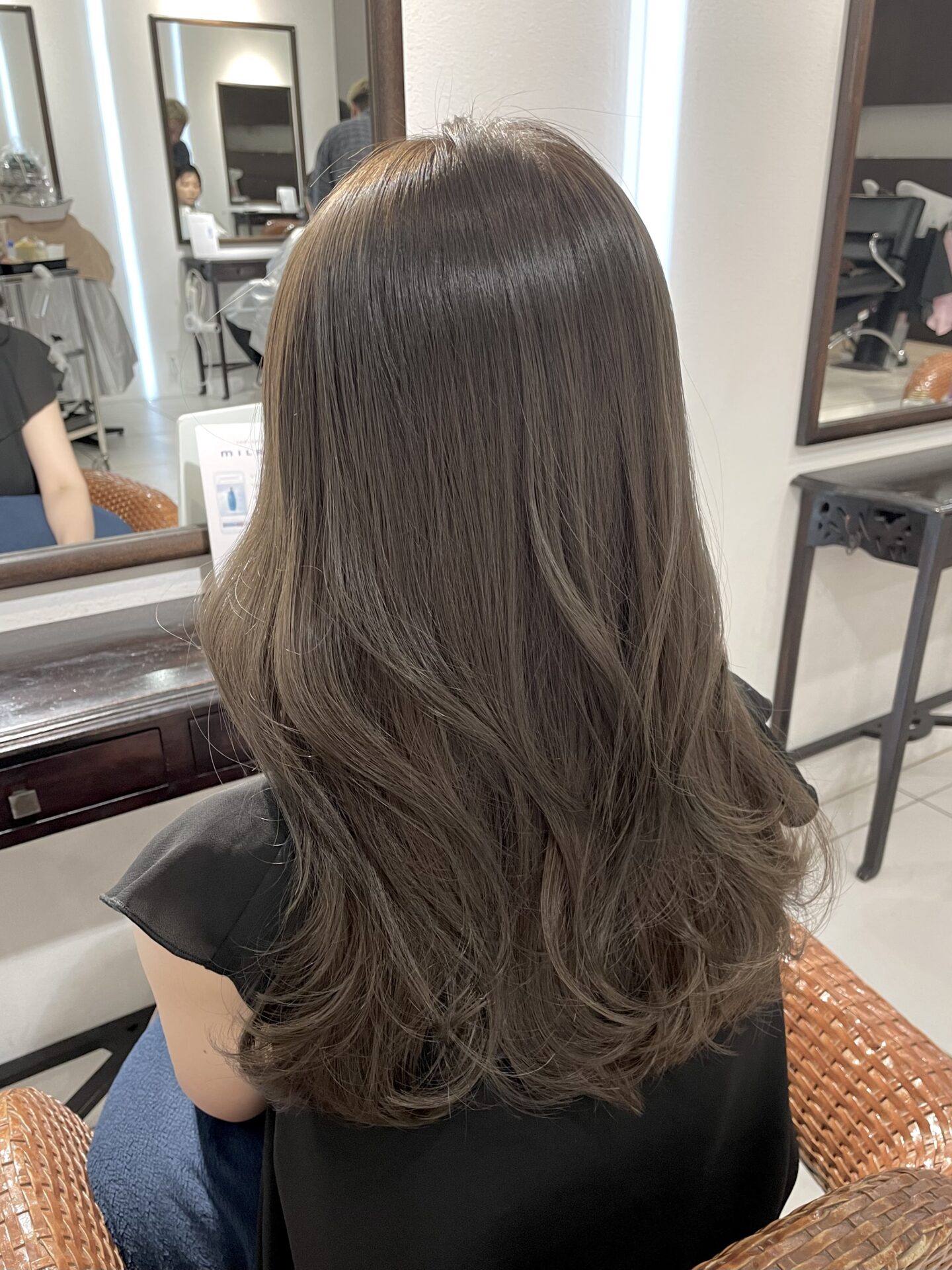 ツヤ感グレージュカラー