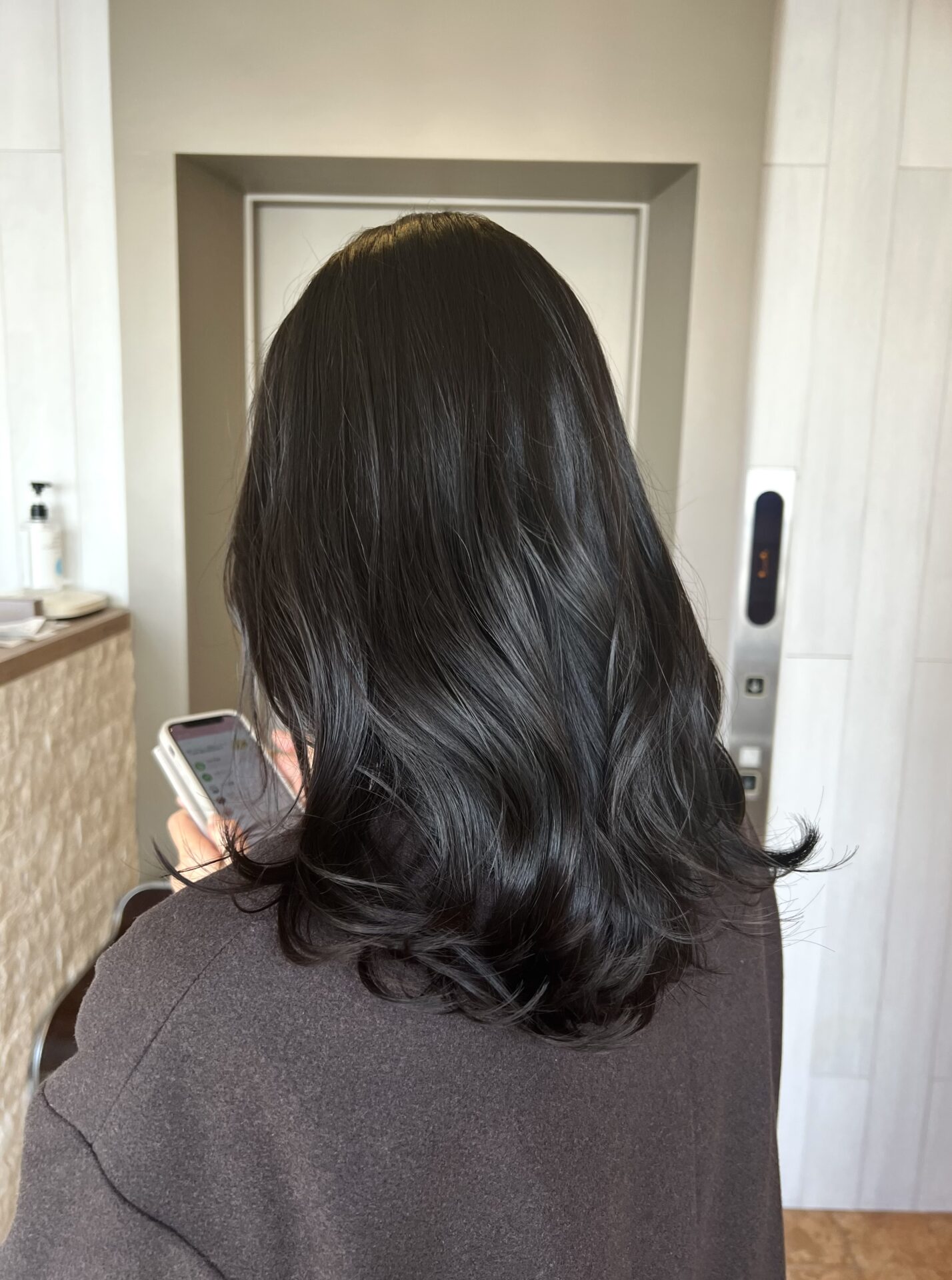 2024ssトレンド透明感暗髪グレージュ！