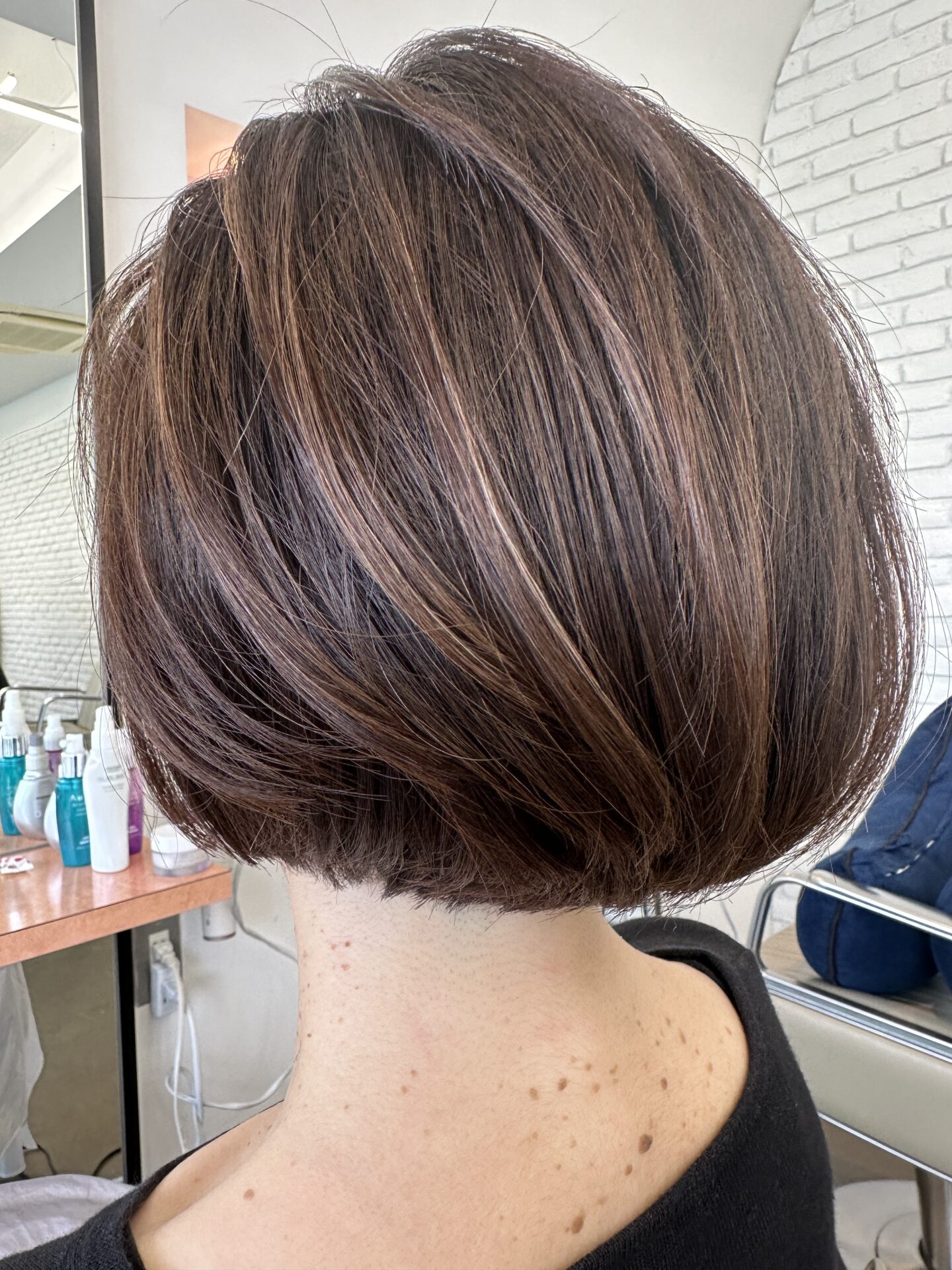 もっと襟足は短いのが流行りです。