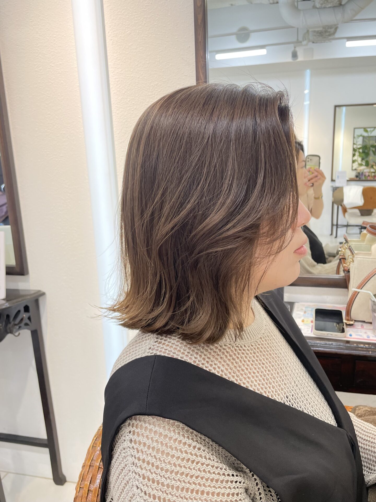 長めの顔まわりカットでおしゃれに♪