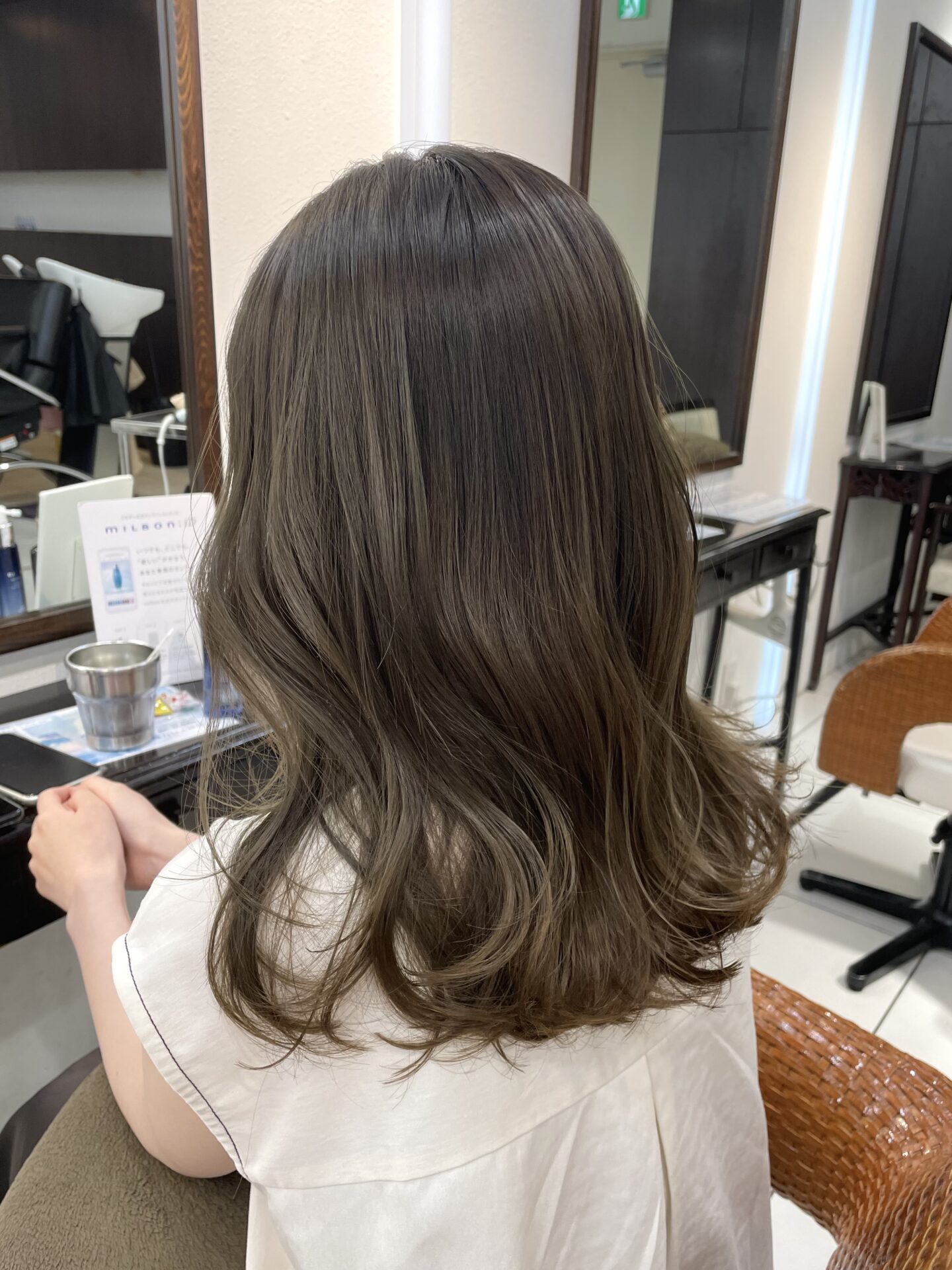 オリーブベージュカラー