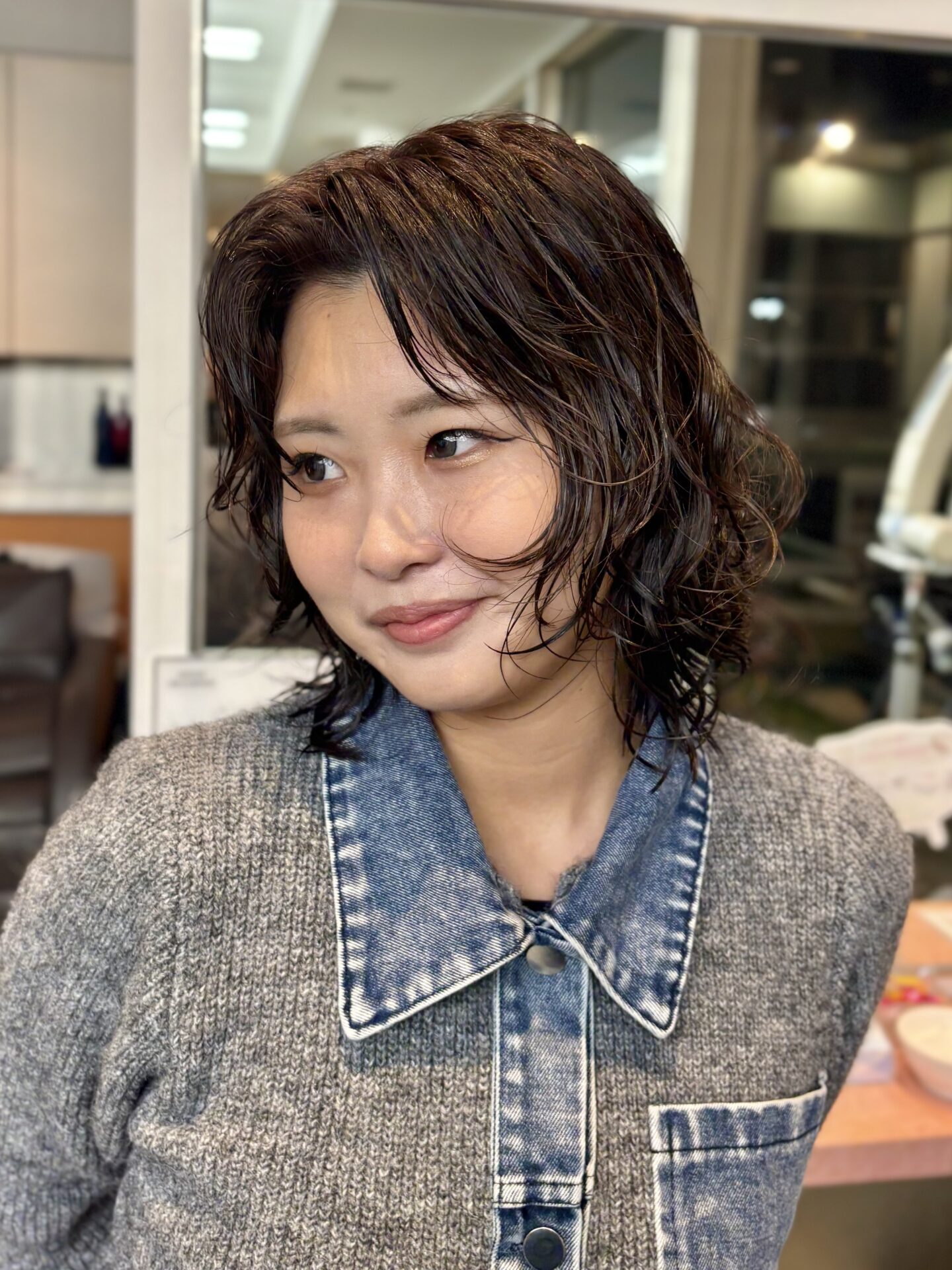 パーマを生かしたレイヤースタイル