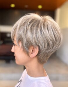【赤坂】40代から楽しむ白髪ぼかしショート｜上品な大人ヘアスタイル